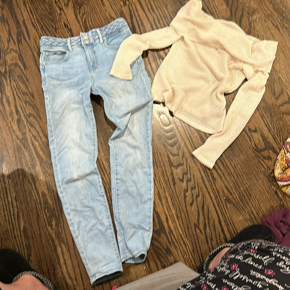 Guess jeans like new. Cute streetware outfit like new